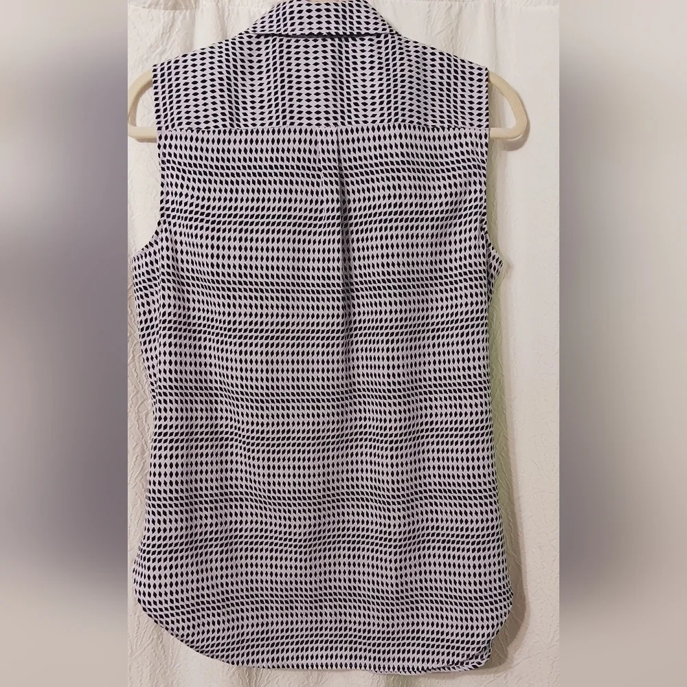 3X$25. Talbots Purple Print Sleeveless Blouse Size M - Picture 2 of 7